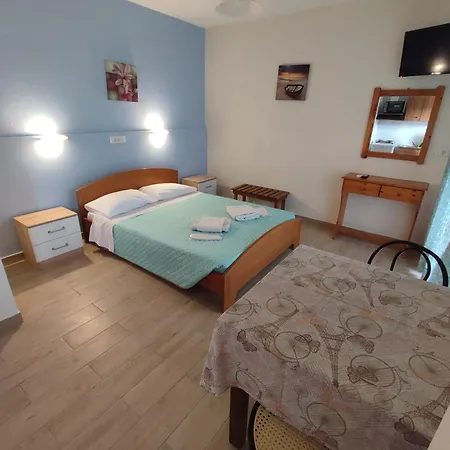 Avra מלון דירות 3*