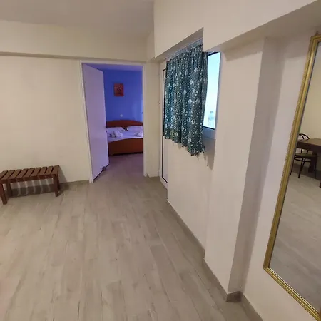 Avra מלון דירות 3*
